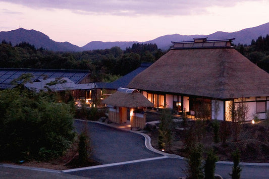 Wabizakura ryokan thatched-roof farmhouse exterior in Kakunodate, Akita